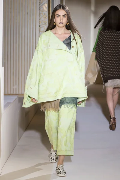 Look 10